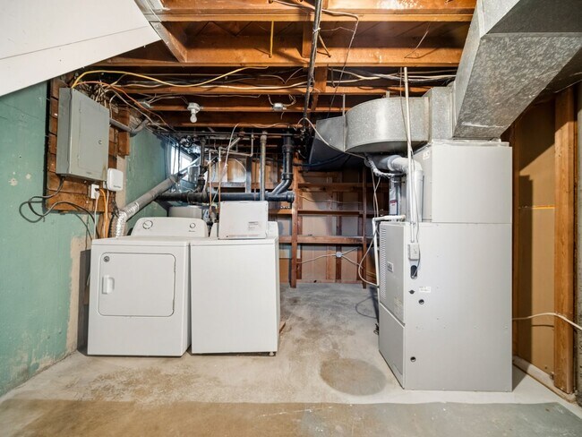 Building Photo - 6011 N Braeburn Dr