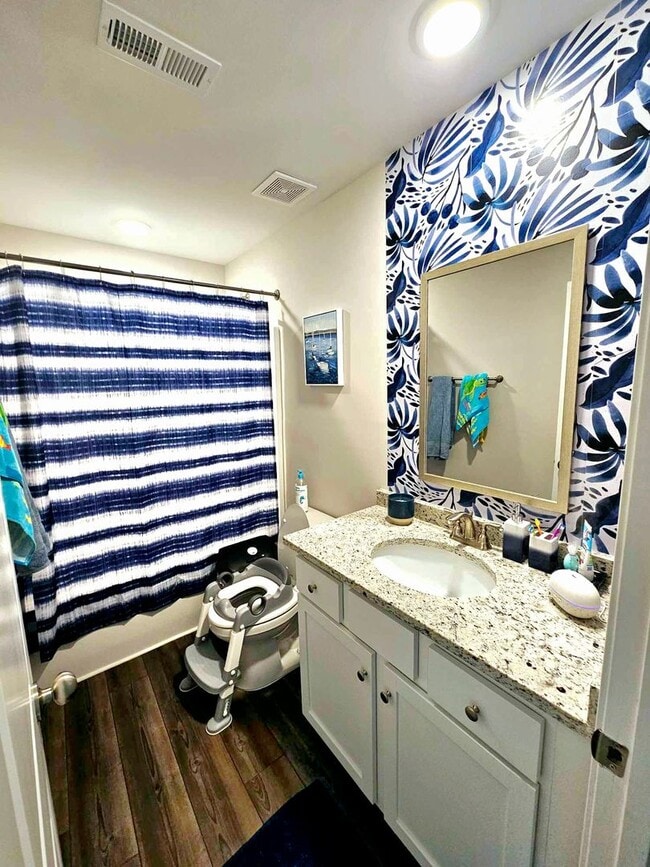 Building Photo - Charming Home!