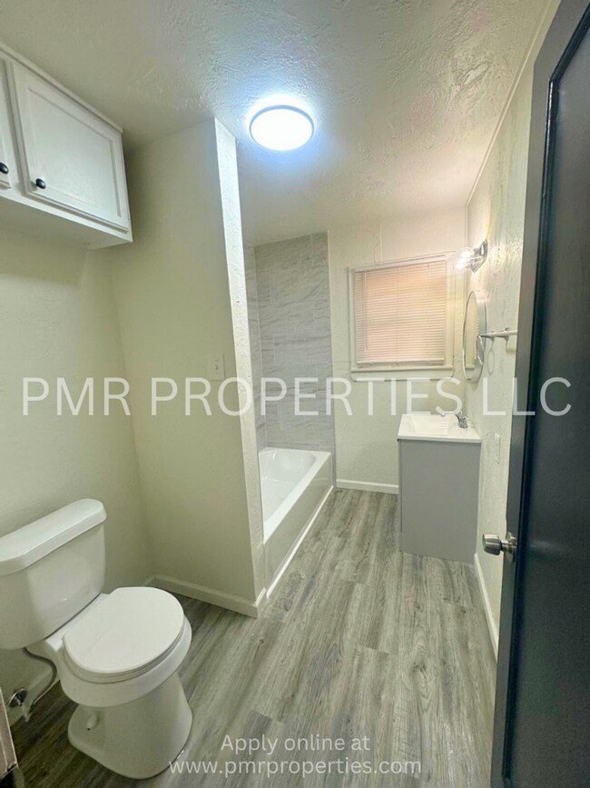 Building Photo - 3 Bedrooms / 1 Bathroom House