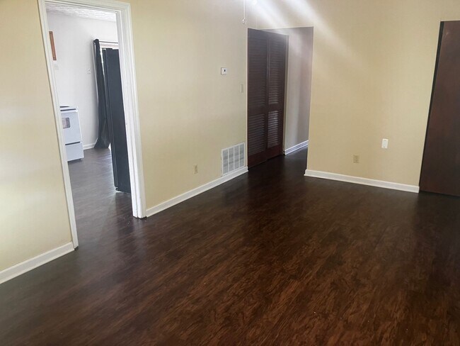 Building Photo - ** 3 Bedroom Ranch in Meadowdale **