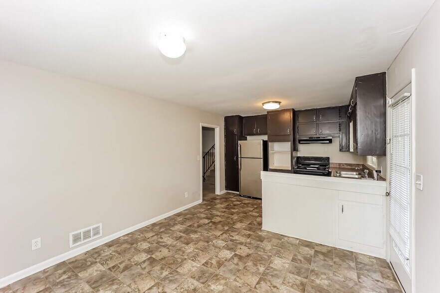 Building Photo - 7080 Doncaster Rd