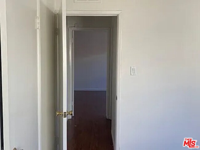 Building Photo - 832 S Gramercy Pl