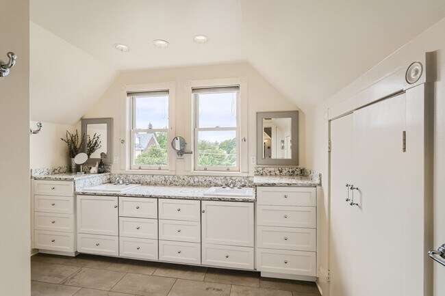Building Photo - Queen Anne Home