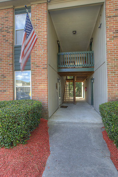 Building Photo - Springtree Apartments