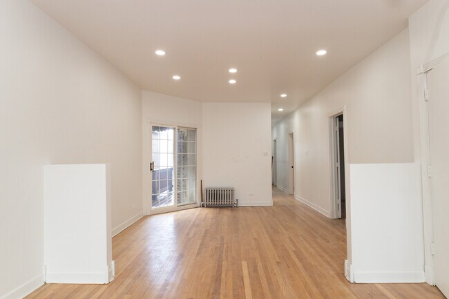 Building Photo - 2016 N Kilbourn Ave