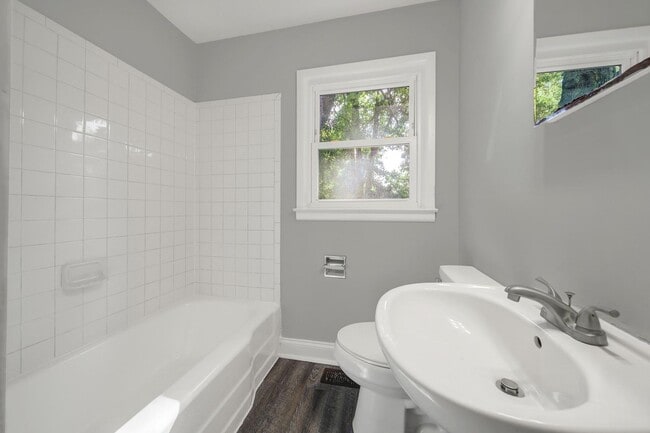 Building Photo - Lovely Three Bedroom Home in Monroe!