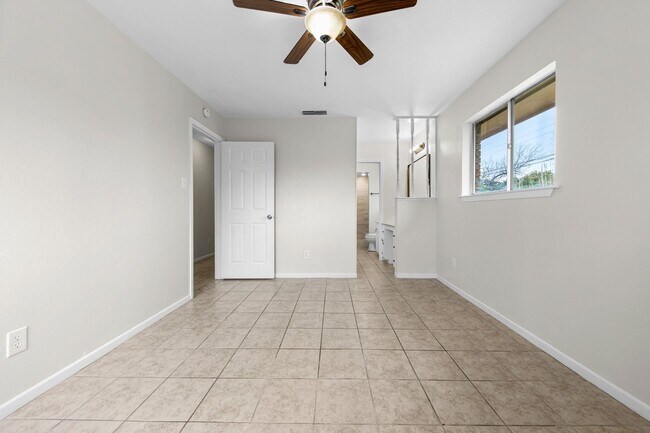 Building Photo - 2300 Zinnia Ct