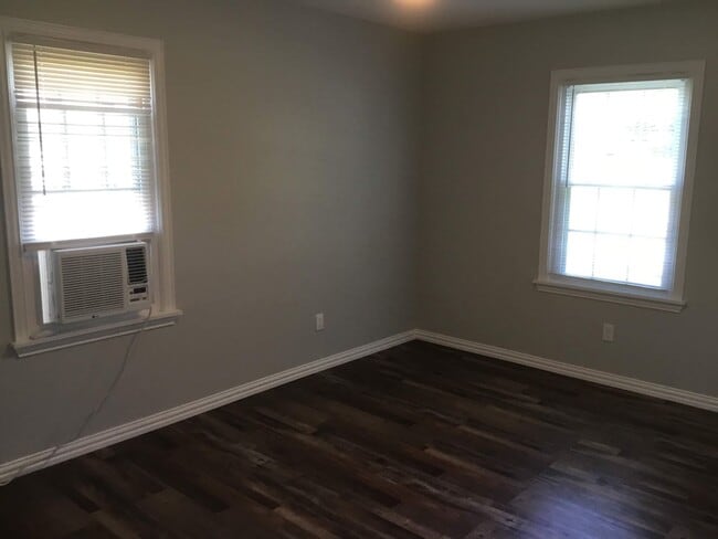 Building Photo - Completely remodeled 1 bedroom, 1 bath duplex! Half off on the first month!