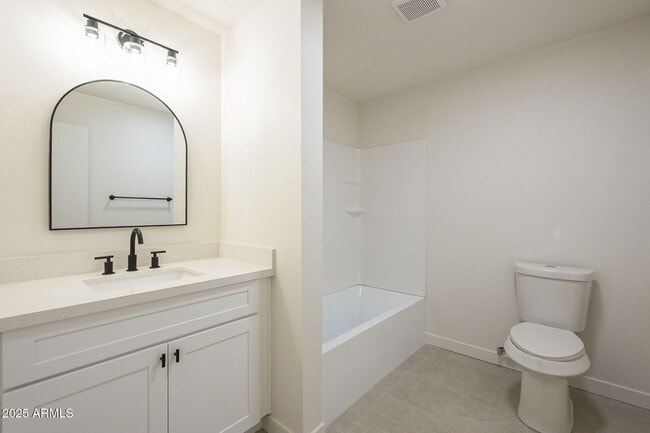 Building Photo - 2732 W Tuckey Ln