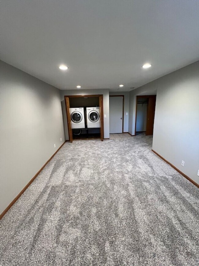 Building Photo - Bright & Spacious 3 Bedroom With Finished ...