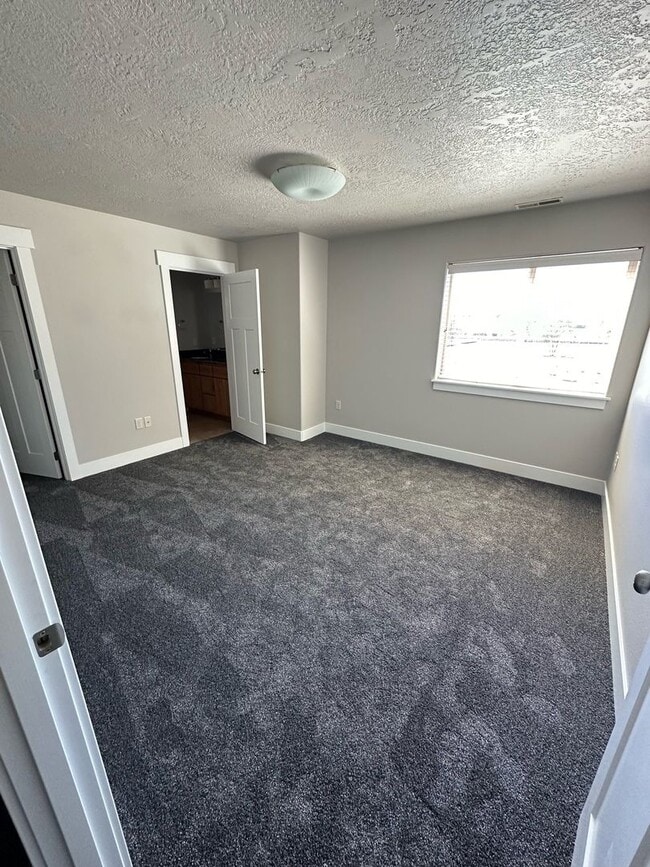Building Photo - 3 Bed/2.5 Bath Single Family Home - Empire...