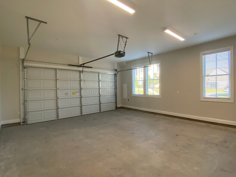 Building Photo - 1028 Bridgewater Ave