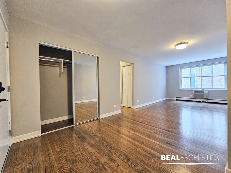 Building Photo - 524 W Oakdale Ave