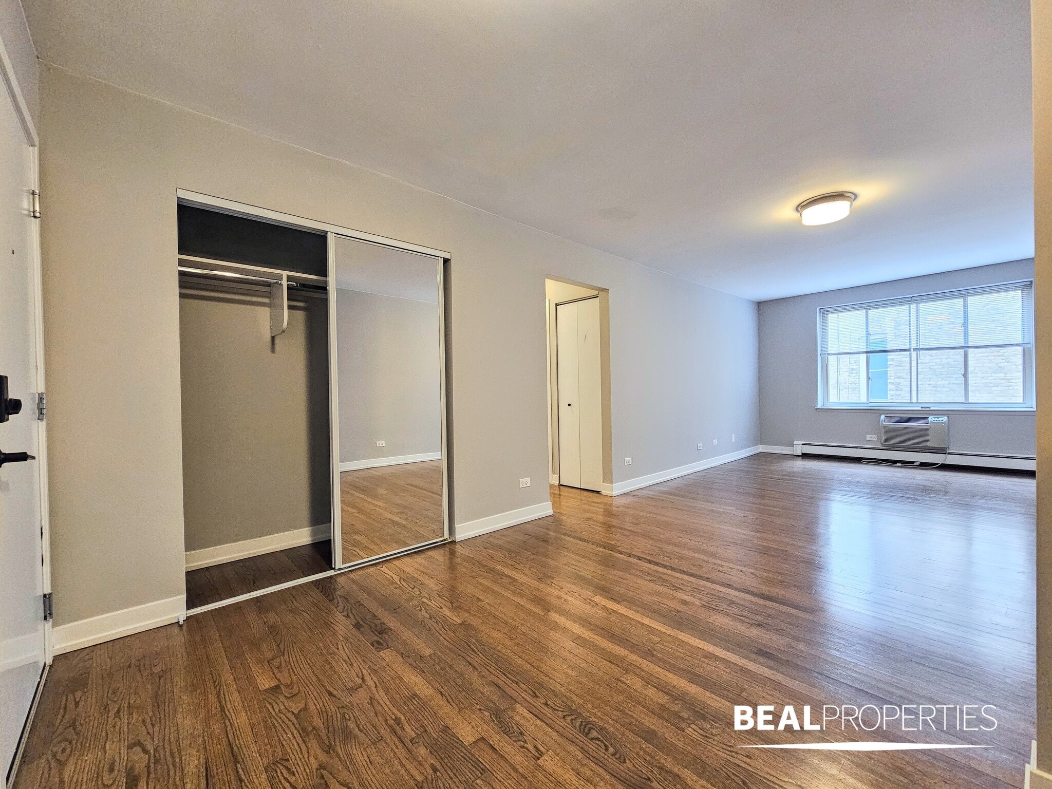 Building Photo - 524 W Oakdale Ave