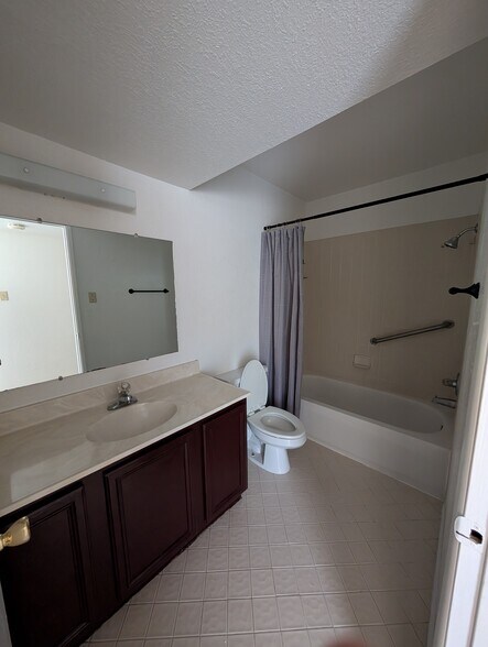 Building Photo - 1644 Lomaland Dr