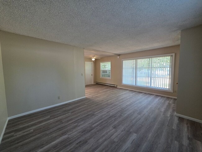 Building Photo - Charming 3 bedroom 2 bath