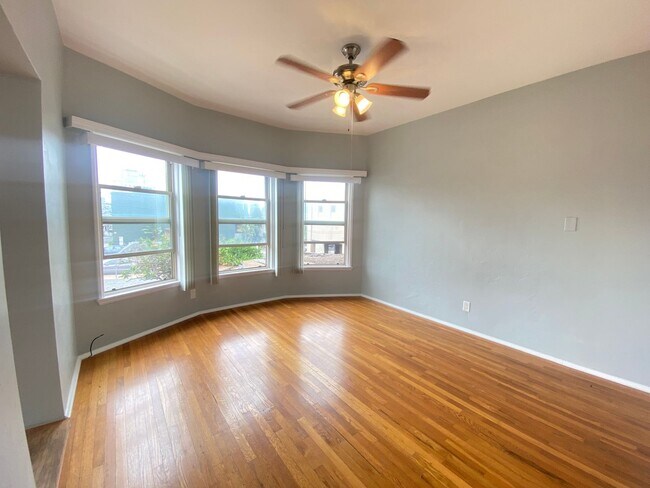 Building Photo - MUST SEE Bankers Hill Apartment! Spacious Bedroom and Closet! 1 Assigned Parking! 10 Minute Walk ...