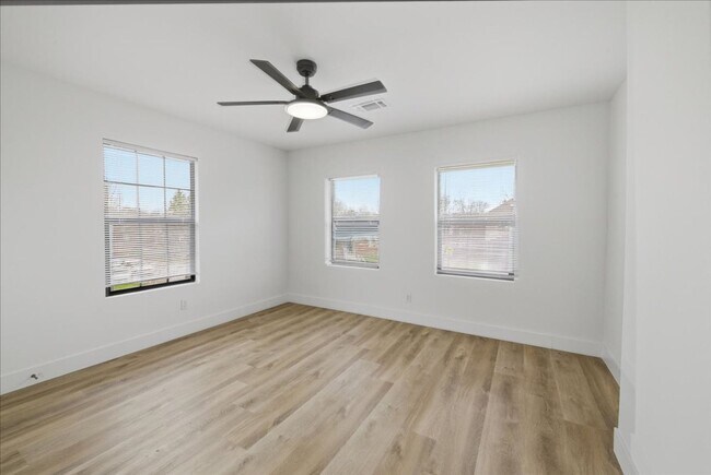 Building Photo - 1038 N Parker Ave