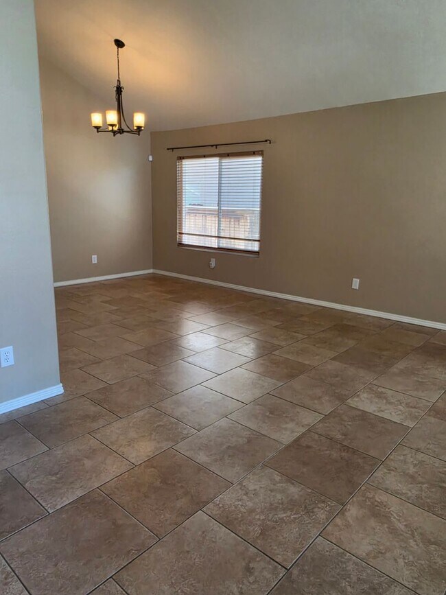 Building Photo - Spacious 4 Bedroom 2 bath Home in Victorville – Landscaping Included!