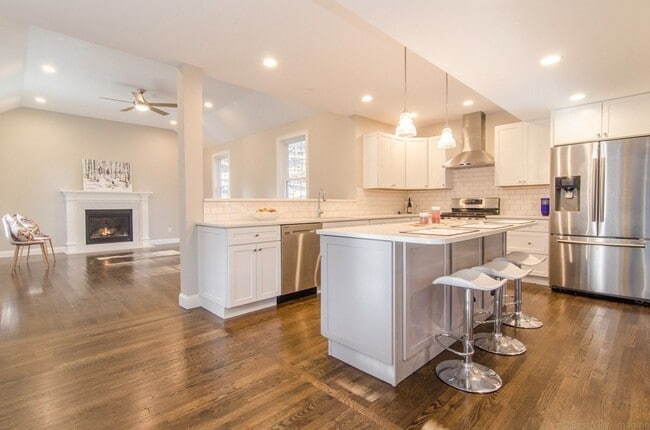 Building Photo - 718 Main St