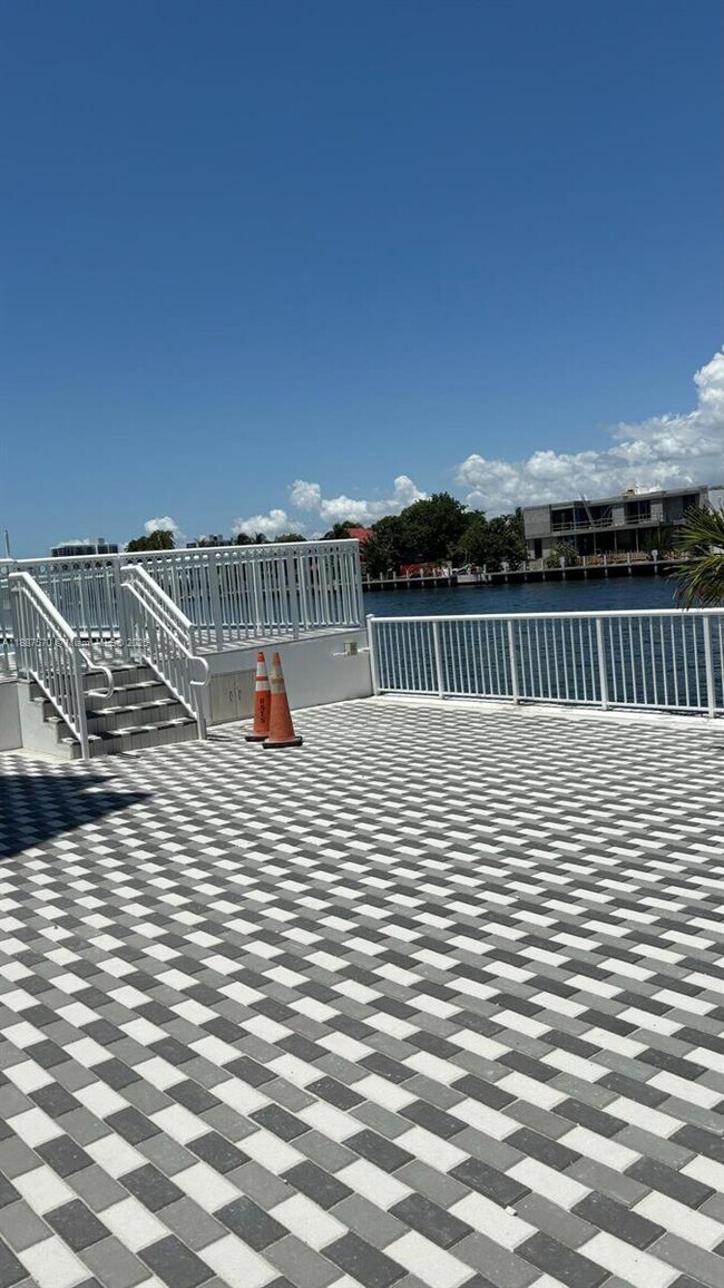 Building Photo - 1913 S Ocean Dr