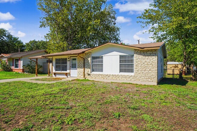 Building Photo - 823 Straight Ln