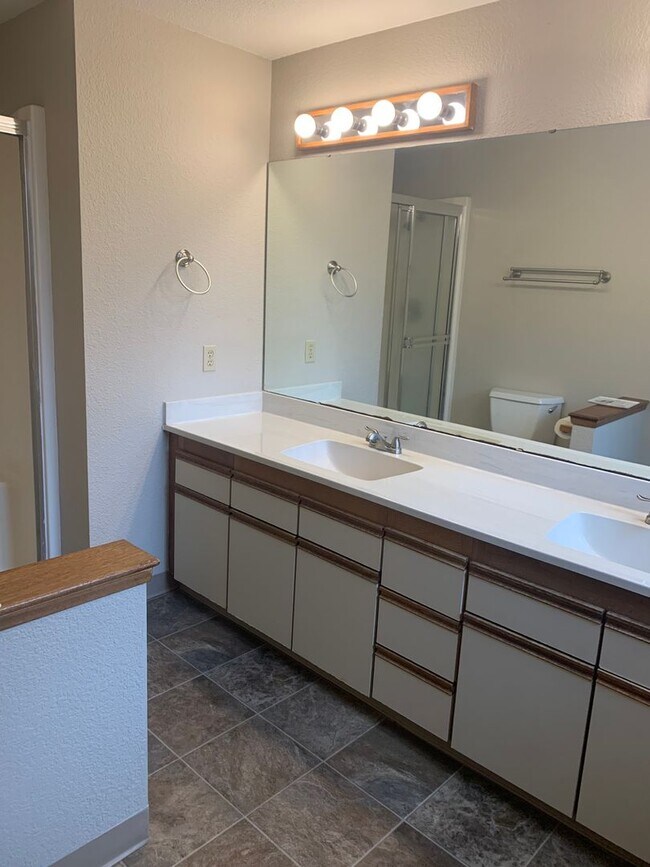 Building Photo - Spacious rambler