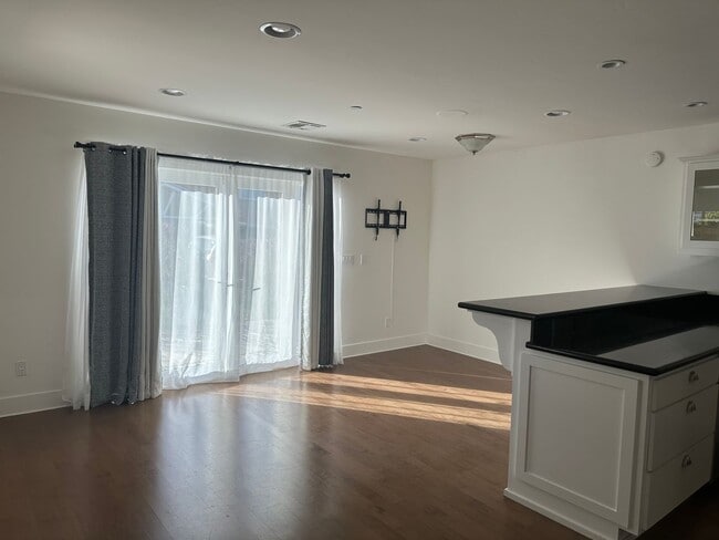 Building Photo - Just reduced! Walk to shops, and beach!