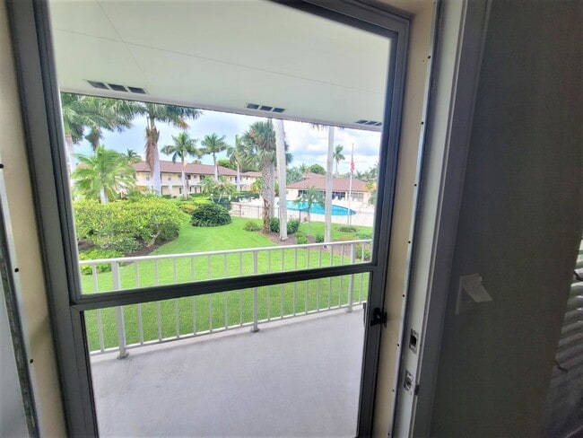 Building Photo - Renovated Efficiency Unit at Aquarius of M...