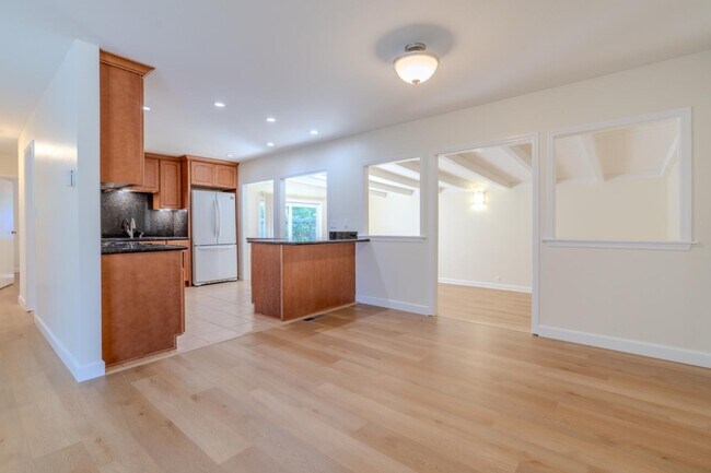 Building Photo - 1384 Rosita Rd