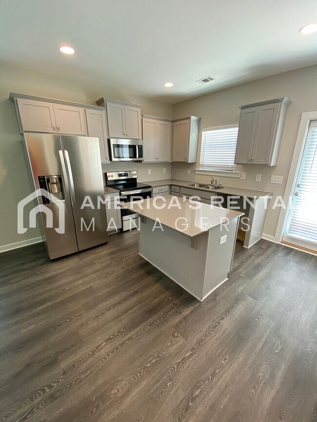 Building Photo - Home in Brookwood... Available now!!