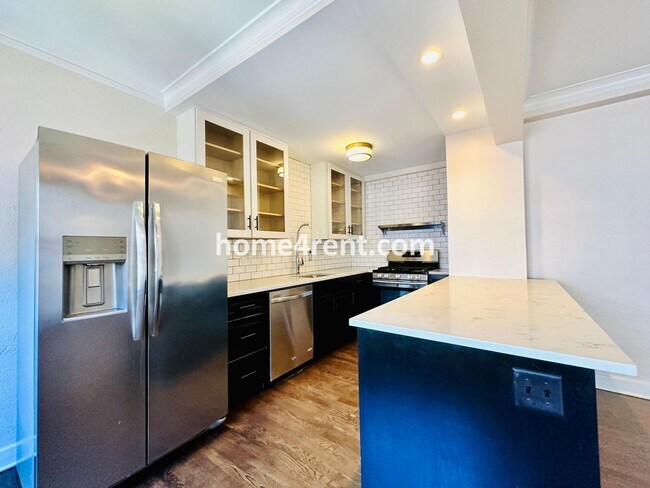 Building Photo - Luxury Condo Living Near the Country Club Plaza!