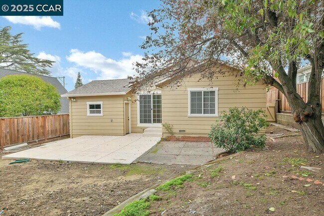 Building Photo - 1830 Pine St