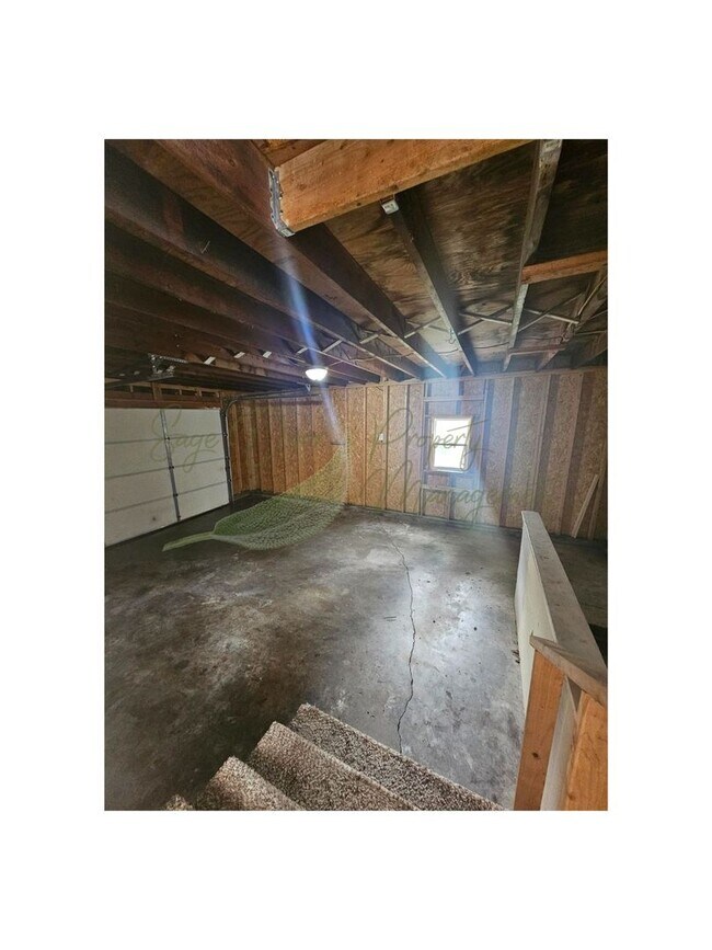 Building Photo - BRAND NEW FLOORING THROUGHOUT!!!