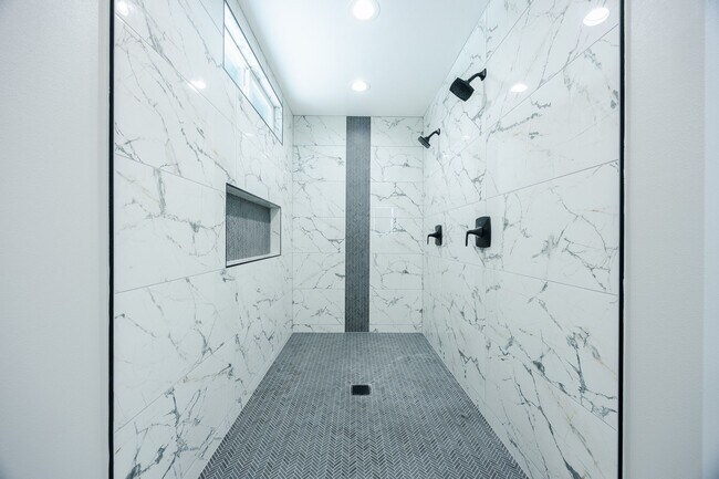 Building Photo - New modern studio with one bath