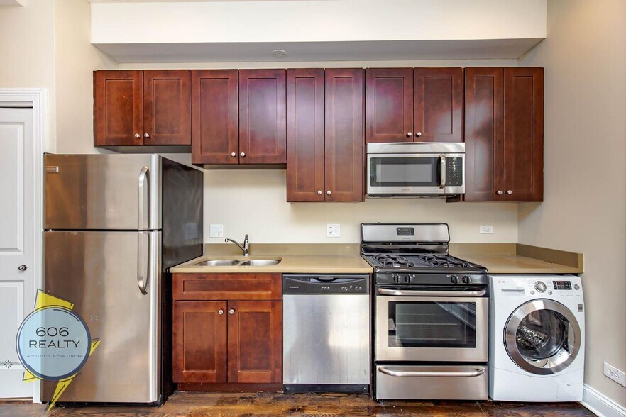 Primary Photo - 643 W Deming Pl