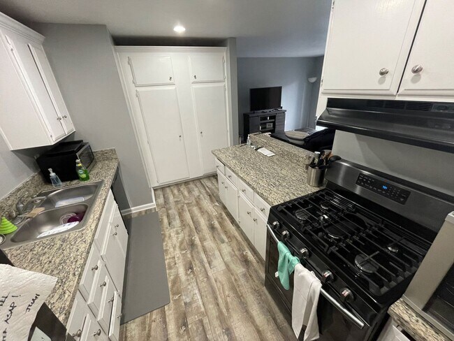 Building Photo - Amazing 1 Bedroom Huntington Beach Condo in Gated Community