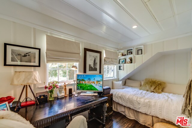 Building Photo - 8900 Hollywood Hills Rd