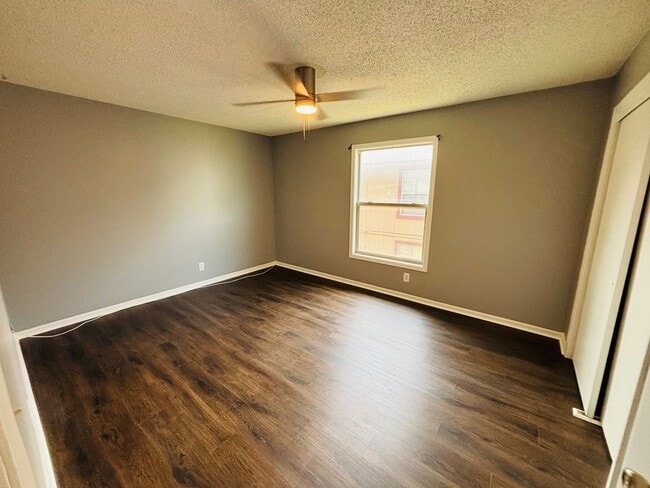 Building Photo - 6732-6732 W Par Ln