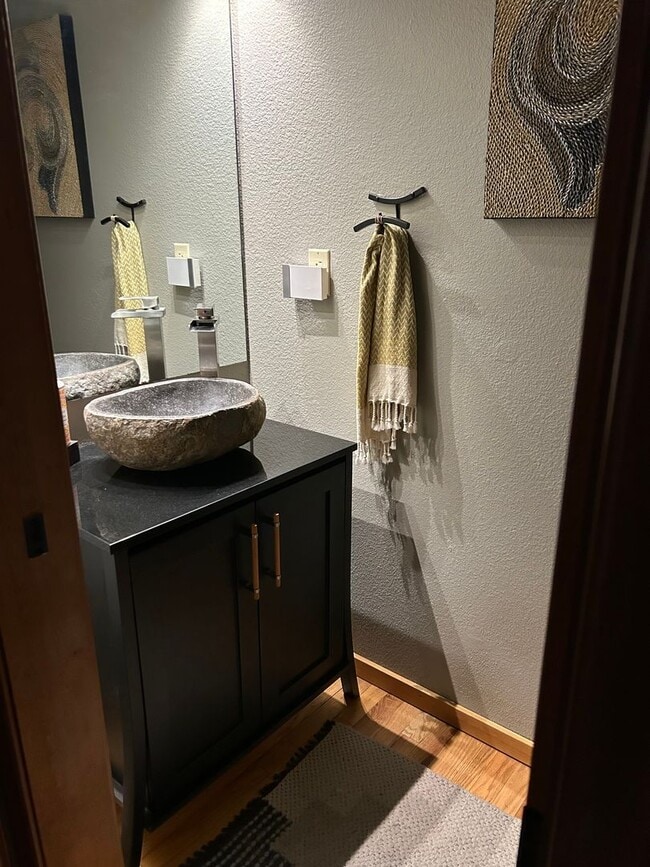 Building Photo - 3-bedroom, 2.5-bathroom home located in th...