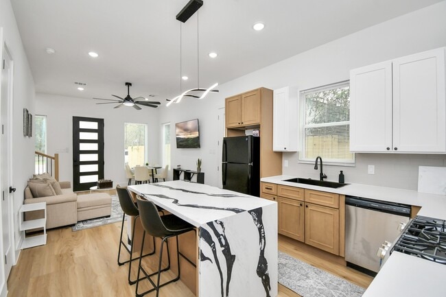 Building Photo - 7129 Sidney St