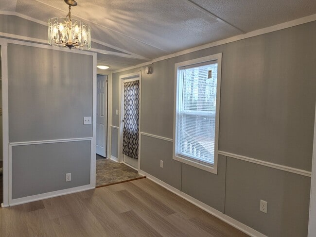 Building Photo - New Listing!!