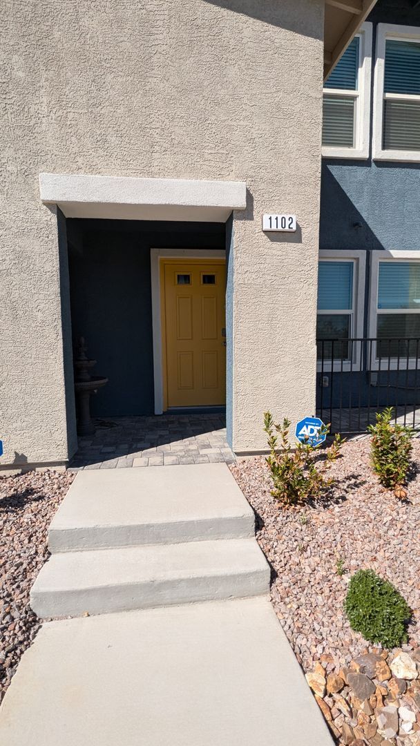 Building Photo - Henderson Townhome