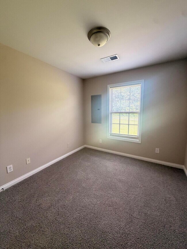 Building Photo - 3855 Lochdale Terrace