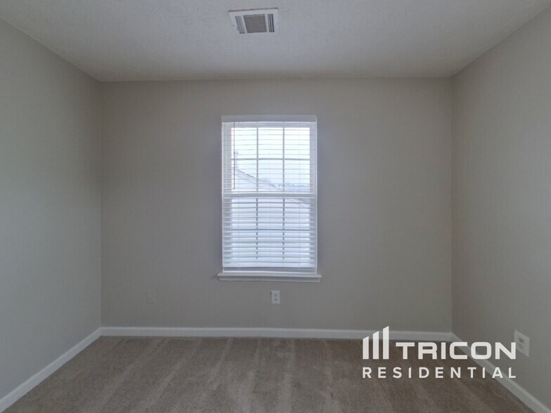 Building Photo - 1740 Courtyard Ln