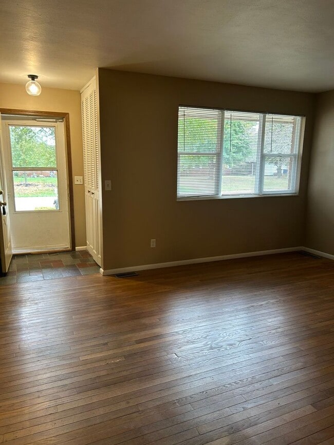 Building Photo - 3 Bedroom, 2 bath in the quiet Woodcliff Acres community