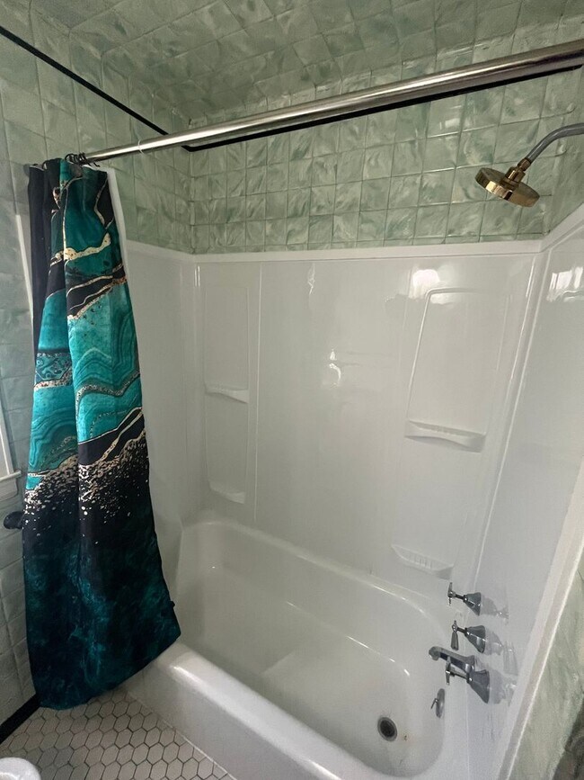 Building Photo - 3 Bedroom Home with In-Law Suite Available Near Rochester General