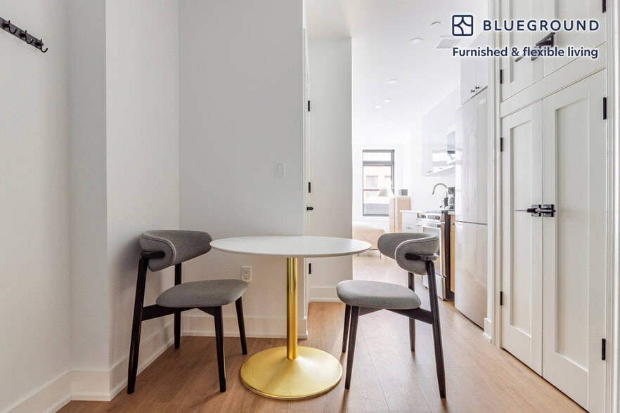 Building Photo - 307 W 39th St