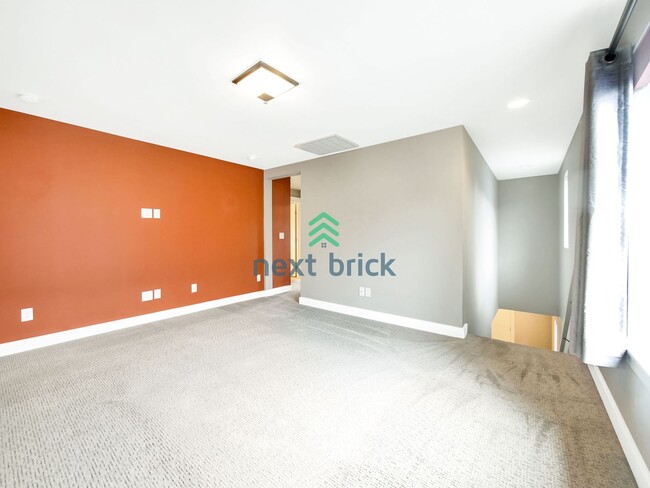 Building Photo - 4 BED AND 2.5 BATH SINGLE FAMILY HOUSE FOR...