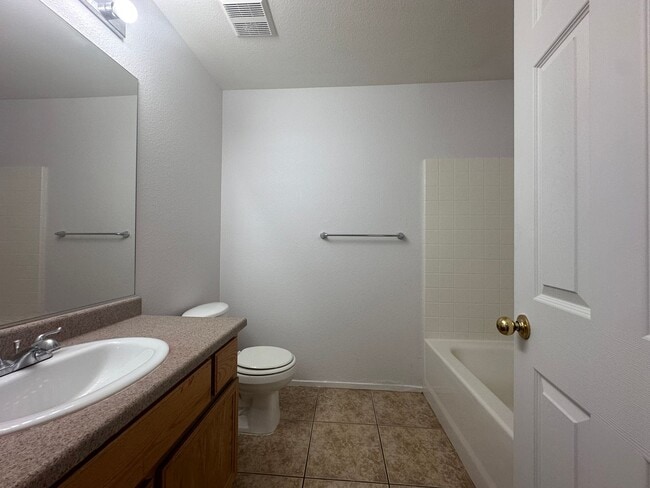 Building Photo - 3 bed house with new laminate flooring and fresh paint!